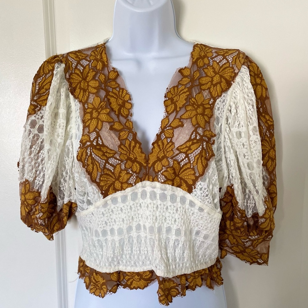 NWOT Free People lace puff sleeve crop top